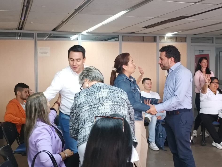 El secretario de Educación de Manizales, Andrés Felipe Betancurth, y el alcalde, Jorge Eduardo Rojas, posesionan de manera personal a cada funcionario. El jueves lo hicieron con docentes y coordinadores del Programa Todos a Aprender.