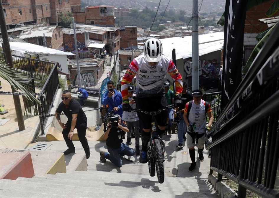El deportista extremo colombiano Javier Zapata, cinco veces Récord Guinness de Biketrial.