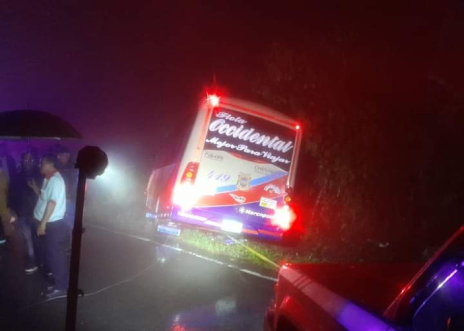 El bus de Flota Occidental que se salió de la vía.