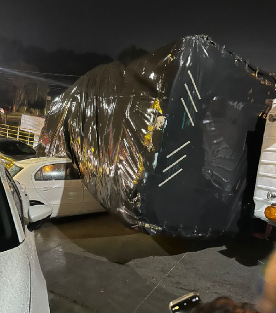 Así quedó el camión volcado sobre el otro vehículo. 