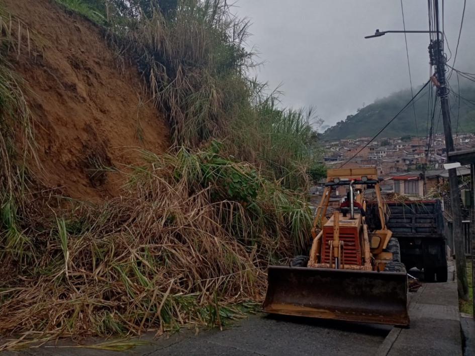 Esta es la subida al barrio Los Mangos, en Chinchiná, en donde un deslizamiento afecta el paso. 