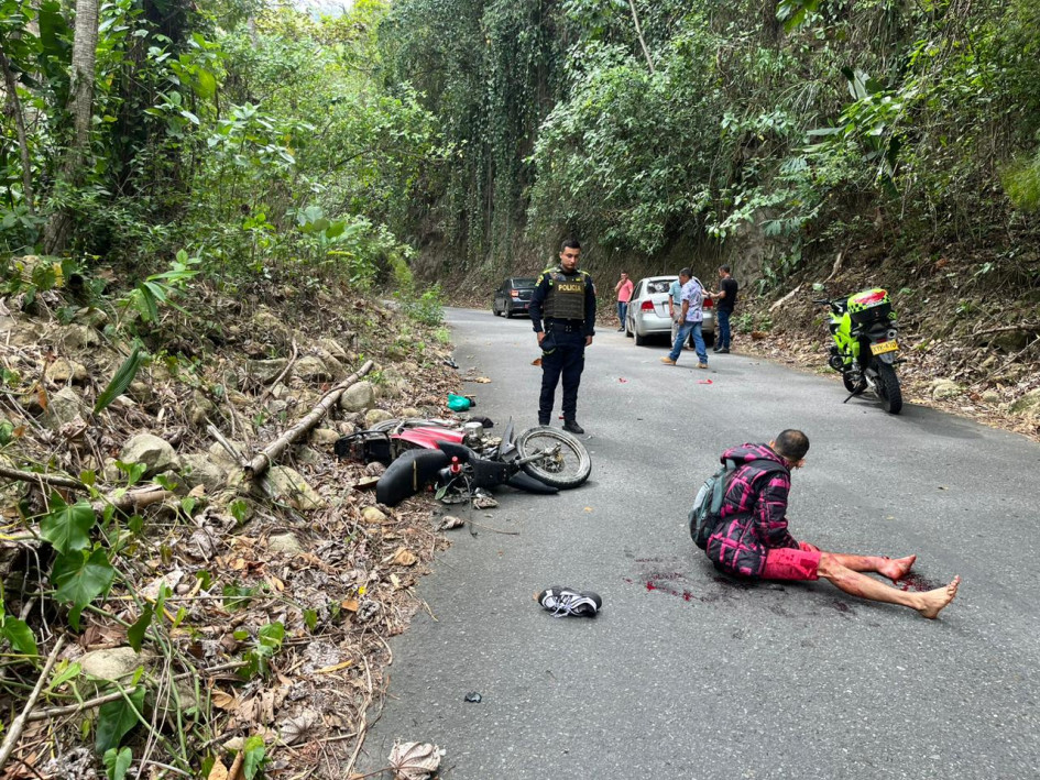 El accidente ocurrió, al parecer, porque el motociclista perdió el control de su vehículo y cayó a la carretera.