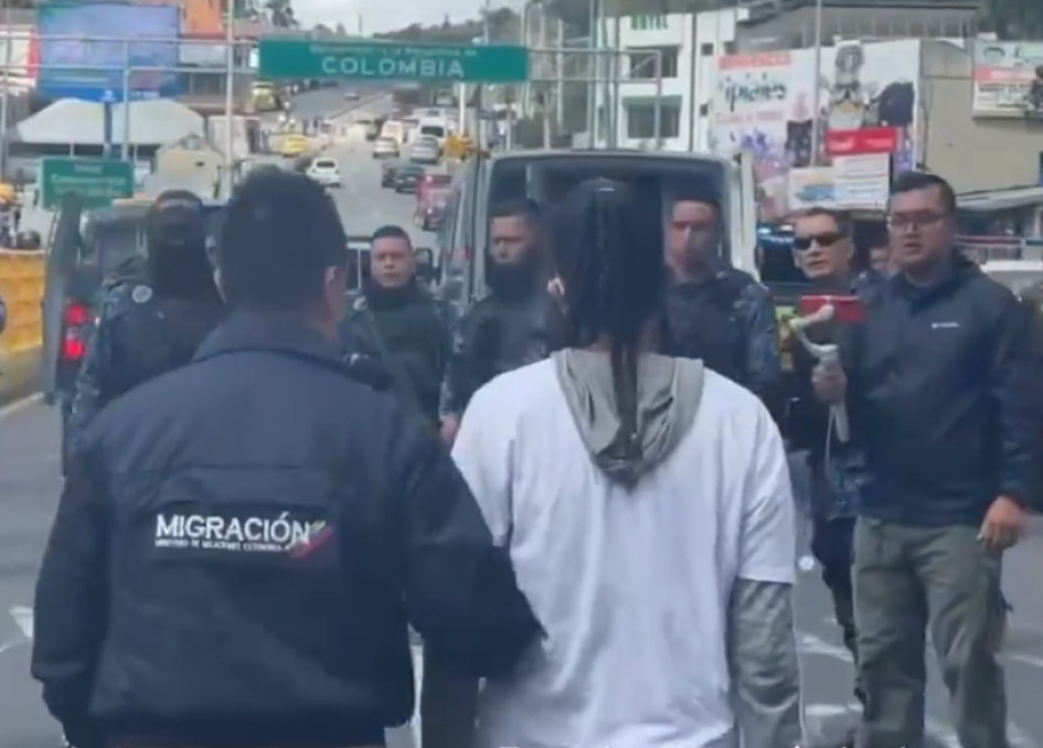 Los presos son entregados en el puente internacional de Rumichaca.