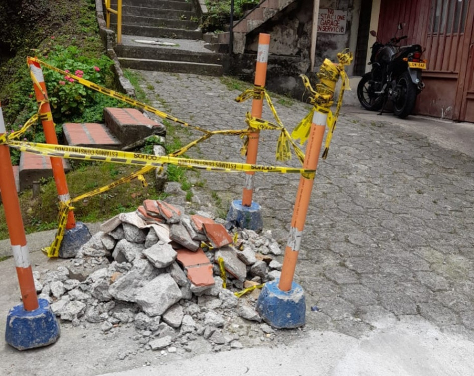 Quedaron los escombros de las reparaciones de Aguas de Manizales reportadas el 2 de abril.