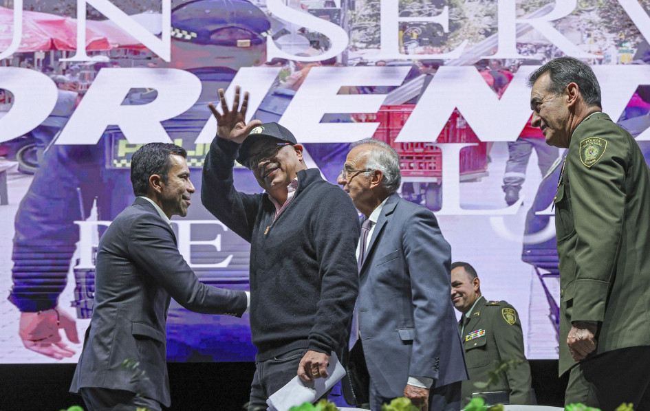 Foto | EFE | LA PATRIA  Petro estuvo acompañado por el ministro de Justicia, Iván Velásquez. 