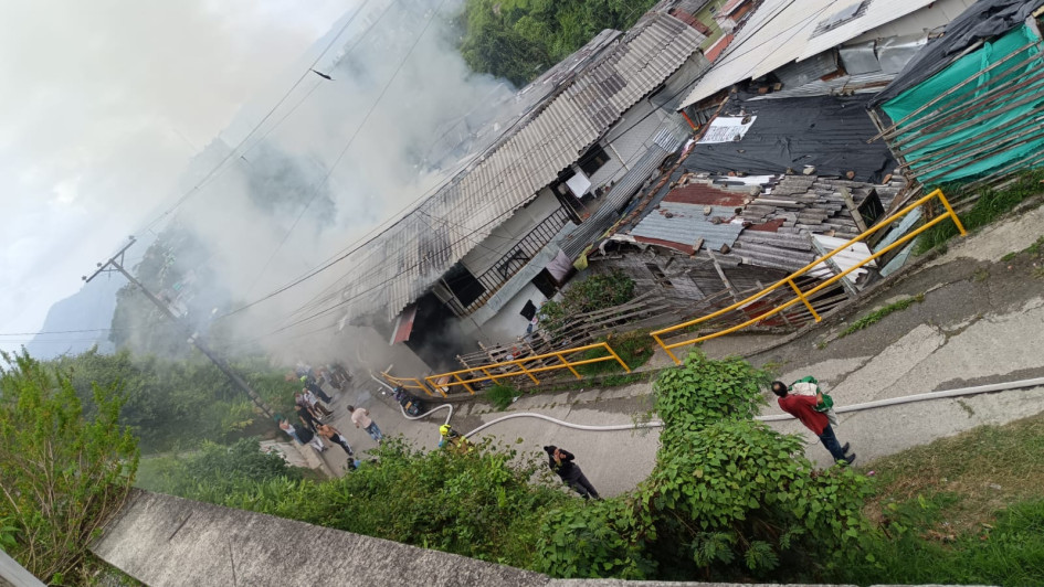 Incendio en el barrio Jazmín de Manizales este lunes.