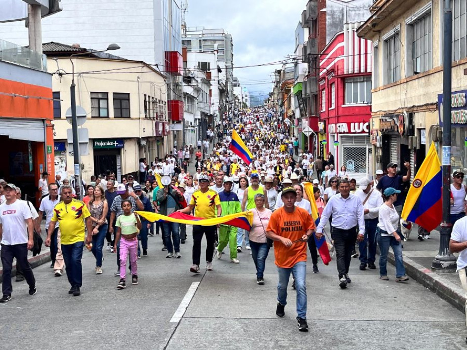 Cuando la cabeza de la marcha contra el Gobierno pasaba el Parque Caldas, en la carrera 22, la cola iba por el parque de Cristo Rey, en la avenida Santander.
