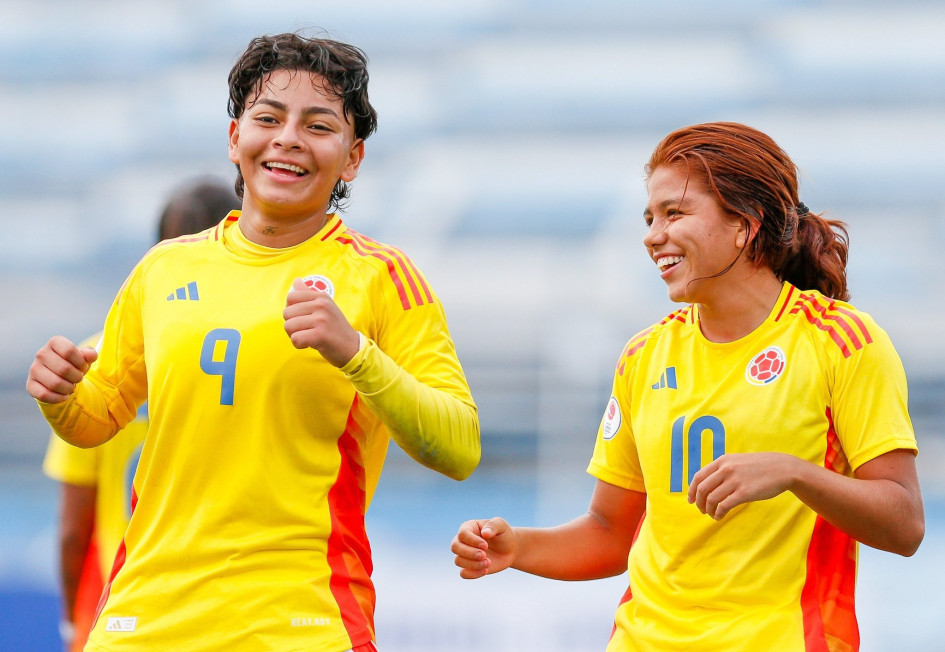 Gabriela Rodríguez (d) celebra con Yésica Muñoz uno de los dos goles que la Selección Colombia le convirtió a Chile.