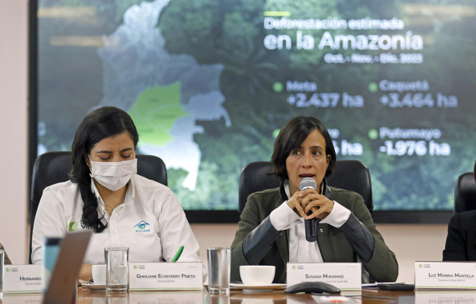 La ministra de ambiente de Colombia, Susana Muhamad (d), acompañada de la directora del Ideam, Ghisliane Echeverry Prieto, habla durante la presentación de un informe este lunes en Bogotá (Colombia).