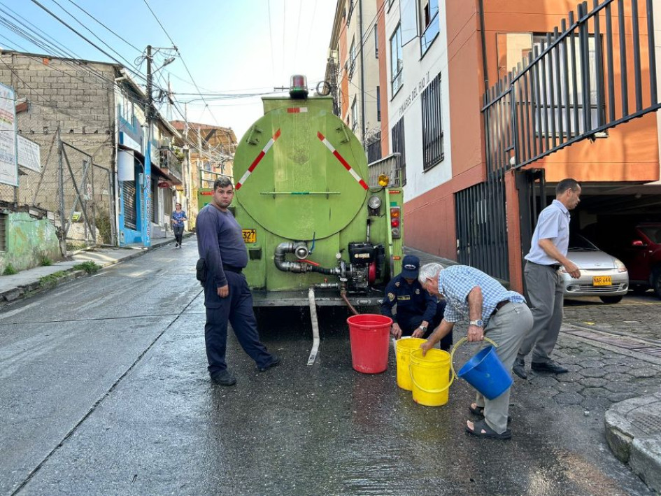 Los Bomberos, por medio de un carrotanque, han abastecido de agua a los usuarios afectados.