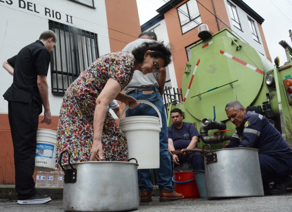 Ayer, habitantes del conjunto Pinares de Villamaría hacían fila para almacenar agua y poder cubrir sus necesidades básicas.