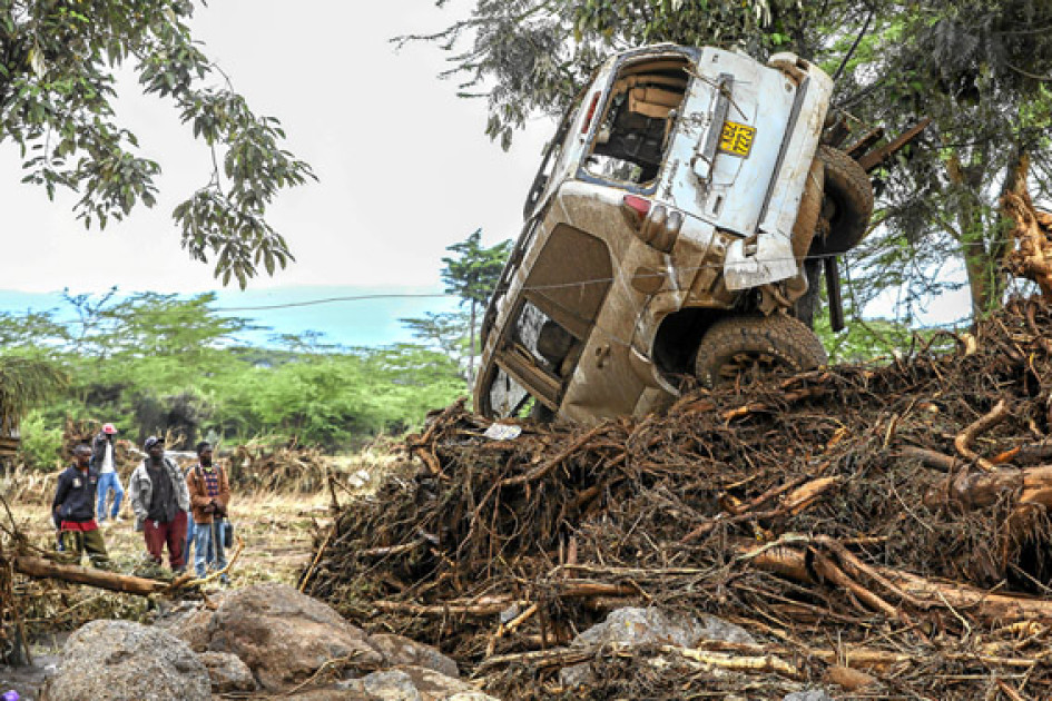Foto | EFE | LAPATRIA  Varias personas observan un automóvil dañado después de las inundaciones repentinas en Mai Mahiu, en la región del Valle del Rift de Naivasha, Kenia. Según la Autoridad de Gestión de Recursos Hídricos, un túnel bloqueado acumuló agua antes de que su muro estallara, provocando inundaciones en varias aldeas.