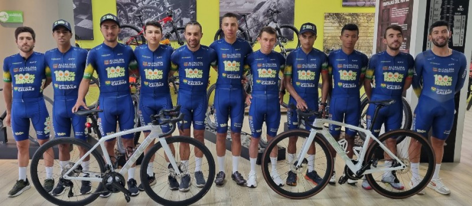 El grupo de Alcaldía de Manizales - 100% Huevos - Gobernación de Caldas que va a la Vuelta a Antioquia.