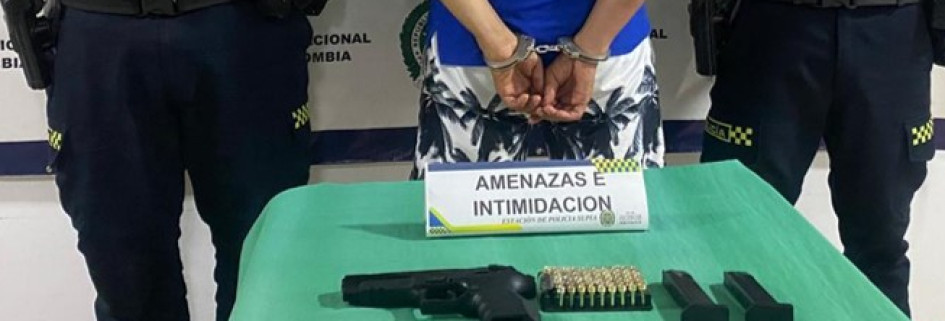 Al detenido le incautaron una pistola traumática calibre 9 milímetros, con dos proveedores y 46 cartuchos de ojiva de goma.