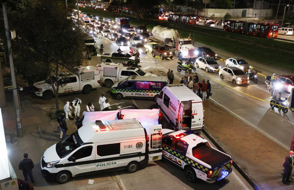 Agentes del Cuerpo Técnico de Investigación (C.T.I) de la Fiscalía investigan la zona donde el director de la cárcel La Modelo de Bogotá, el coronel retirado de la Policía Élmer Fernández, fue asesinado este jueves por sicarios cuando se movilizaba en un vehículo oficial.