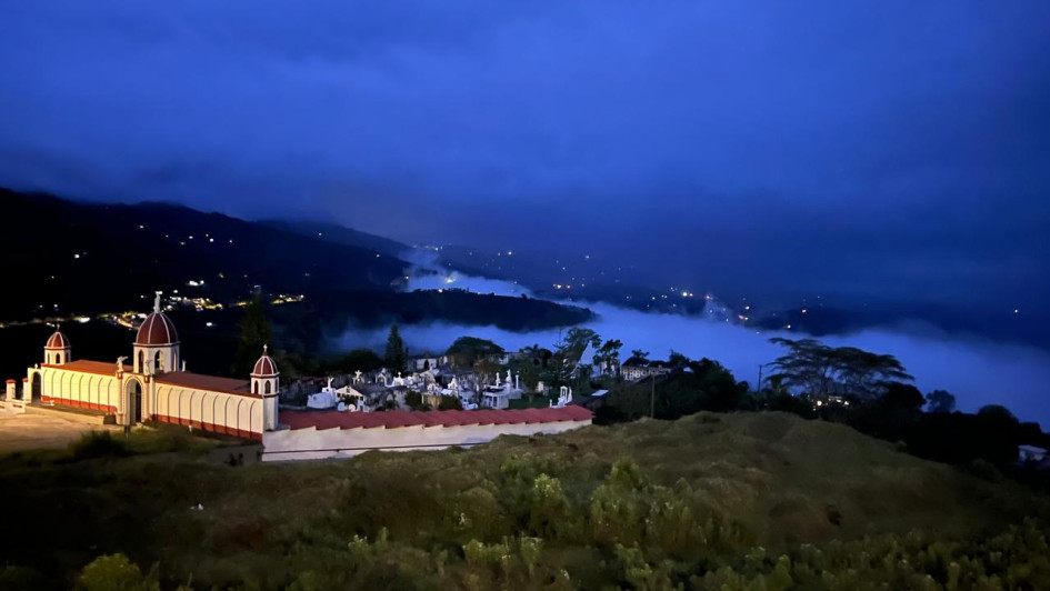 El cementerio San José se embellece con las nubes que se asoman al fond