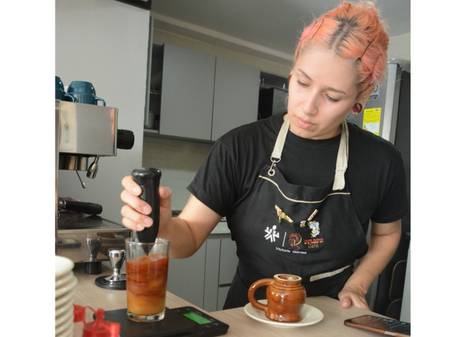 Victoria Gómez, la barista de Almendra Café, prepara el coctel Chinchiná Love.