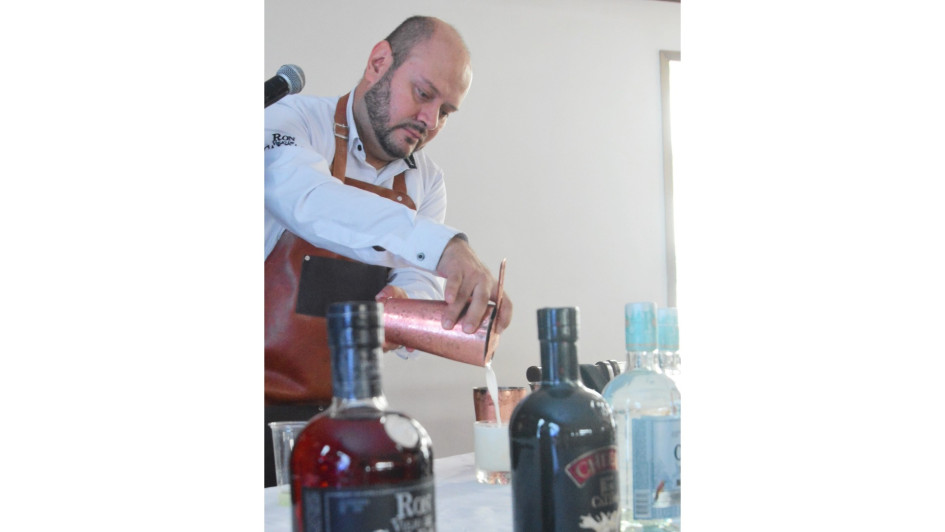 Jean Carlo Hincapié Martínez realizó una muestra coctelera en la presentación de ayer en el Club Manizales.