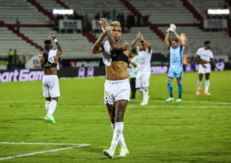 Los jugadores caminaron hacia la tribuna norte y le agradecieron a la afición el apoyo. El Once Caldas perdió con el Tolima y quedó eliminado.