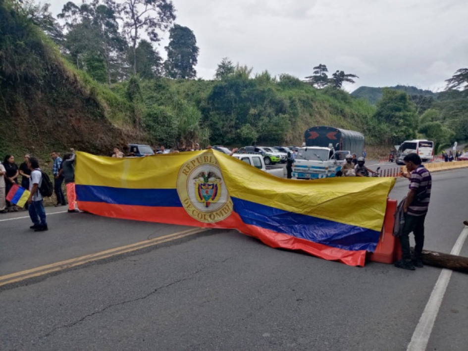 Los habitantes de Santa Rosa de Cabal (Risaralda) y Chinchiná (Caldas) ayer protestaron en el sector de La Y de Guayabal, exigen la construcción de un retorno en sentido Chinchiná-Pereira. Dicen que les incumplieron unos acuerdos. Para este viernes hay una nueva reunión en Guayabal. Esperan soluciones.