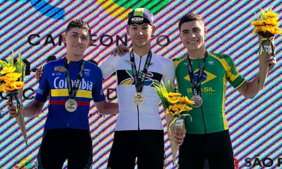 El caldense Juan David Restrepo (izquierda), en el podio del Panamericano de Ciclismo en Sao José dos Campos (Sao Paulo, de Brasil), en donde ganó medalla de plata.