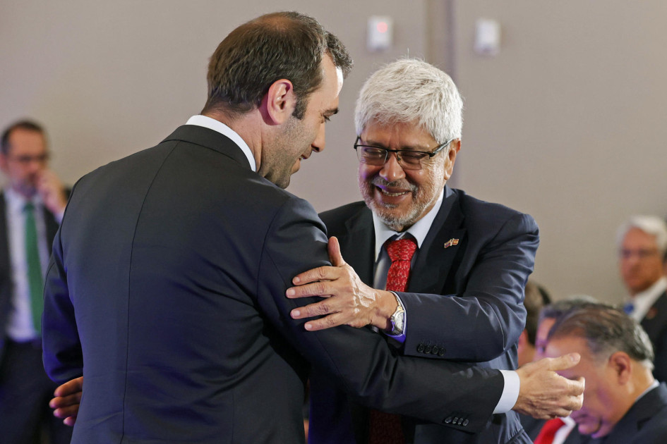 El ministro de Economía, Comercio y Empresa de España, Carlos Cuerpo (i) saluda al ministro de Comercio, Industria y Turismo de Colombia, Germán Umaña (d) durante la apertura del 'Encuentro empresarial Colombia-España', este martes en Bogotá. Allí, el ministro colombiano expresó el rechazo a las declaraciones de Milei.