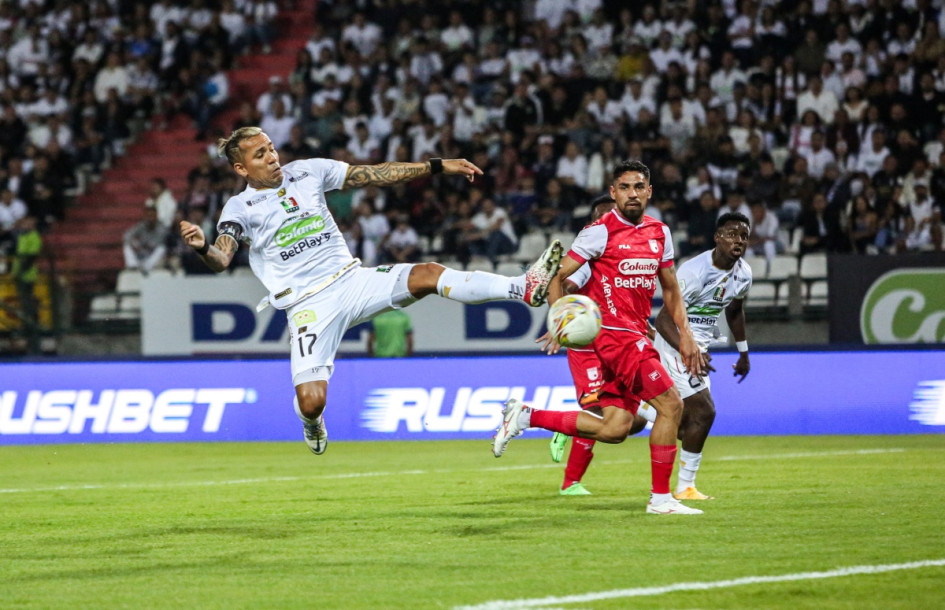 Dayro Moreno tuvo las oportunidades más claras del partido, pero no pudo marcar para el Once Caldas, que empató 0-0 con Independiente Santa Fe.
