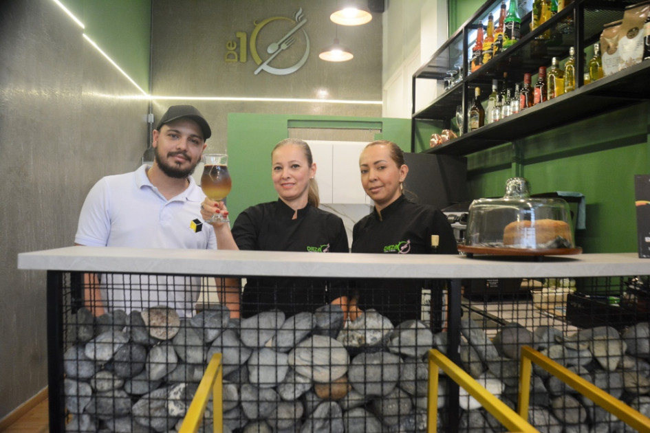 Marlon, Carolina y Yamile con la bebida refrescante Ocaso en Diez de 10 Coffee & Brunch.