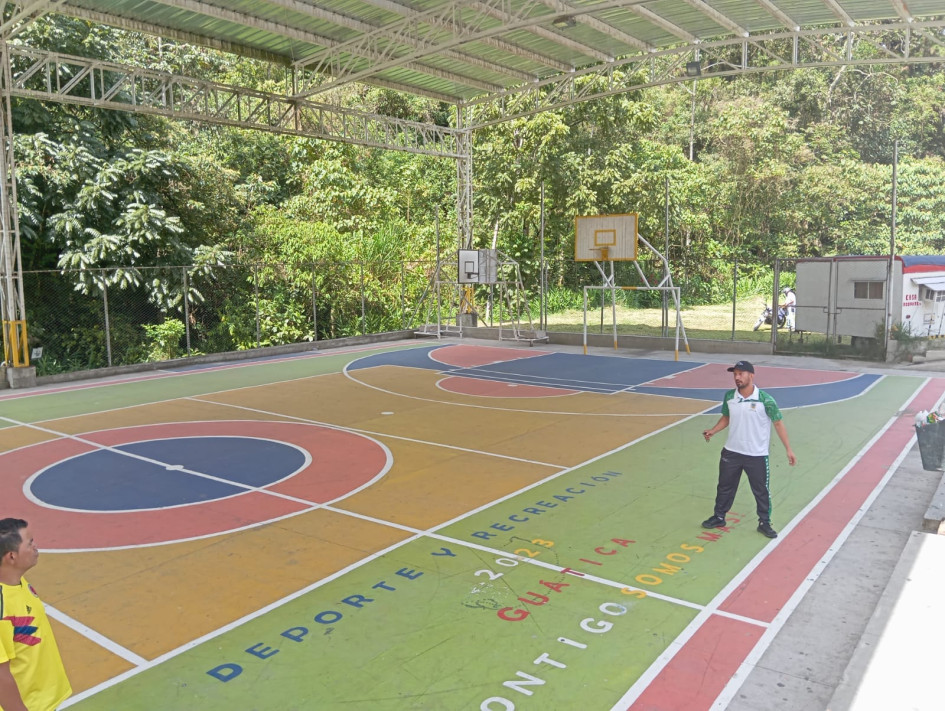 Una cancha multifuncional entre las visitadas.