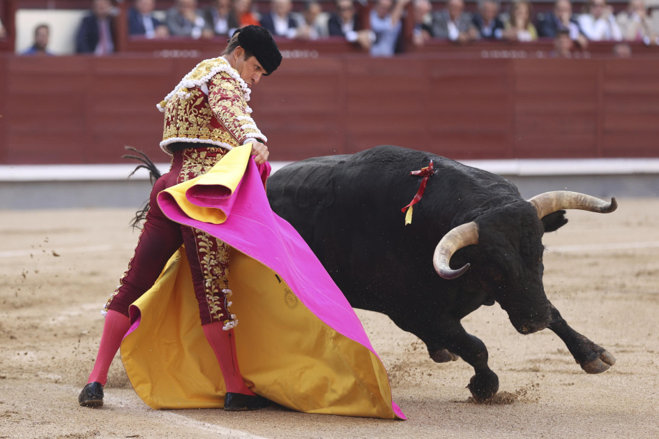 El diestro madrileño Julián López "El Juli" en una corrida en la plaza de las Ventas en Madrid.