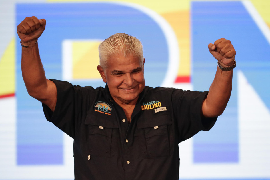 El presidente electo de Panamá José Raúl Mulino celebra frente a seguidores este domingo, en la Ciudad de Panamá (Panamá).