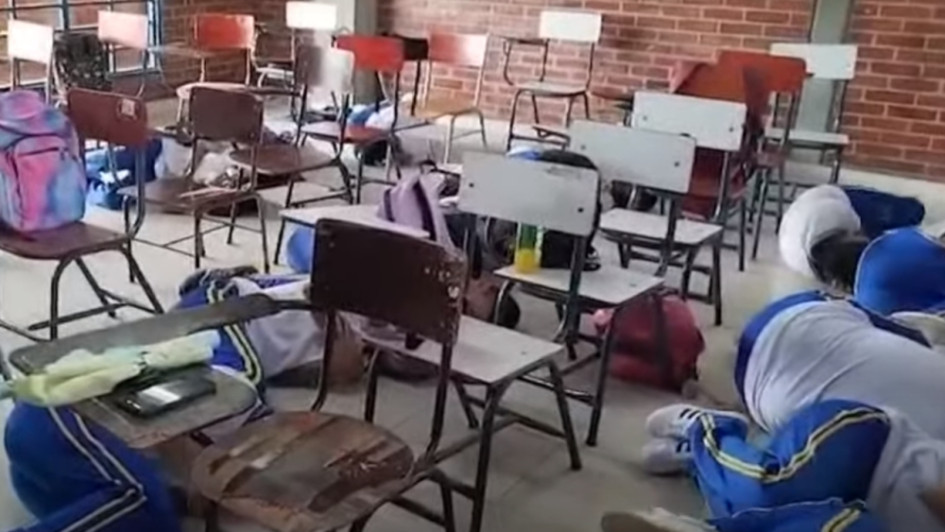 Los alumnos de la I.E. Agrícola de Suárez (Cauca) se ponen en posición fetal y se cubren la cabeza y el estómago cuando escuchan disparos y explosiones.
