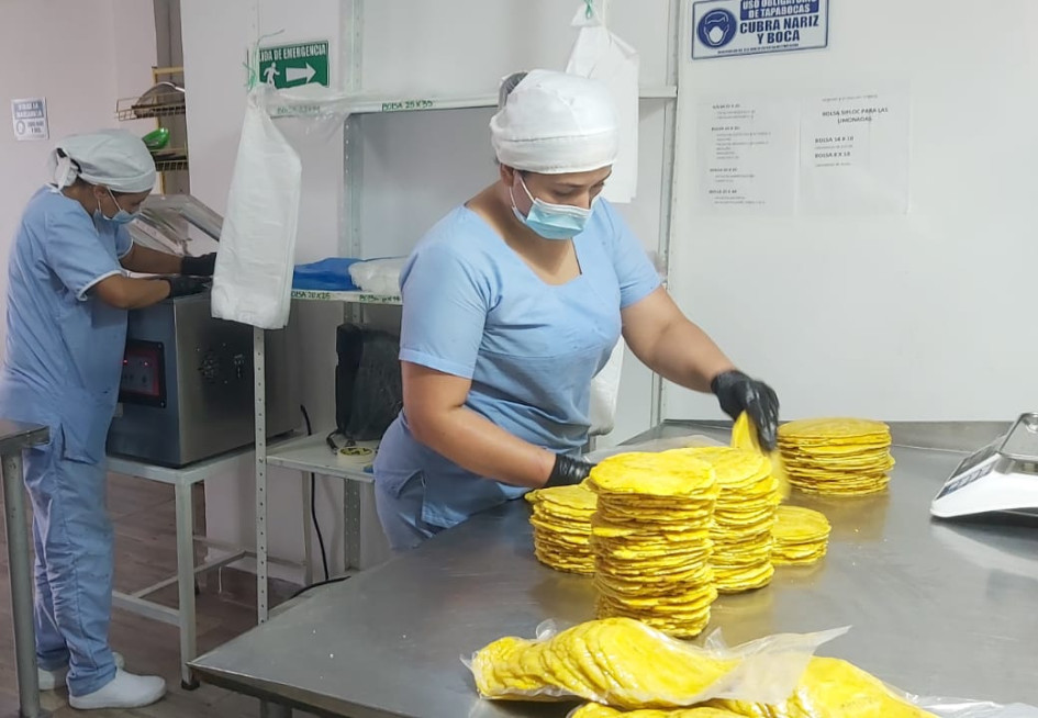 4 toneladas de patacones al mes es la producción que promedia Vinel, una compañía neirana creada por los esposos Viviana Jaramillo Aguirre y Nelson Echeverri Cano hace siete años. La empresa, ubicada en la vereda Pueblo Rico, emplea a ocho mujeres cabeza de familia y tiene como meta generar 20 puestos de trabajo en el municipio.