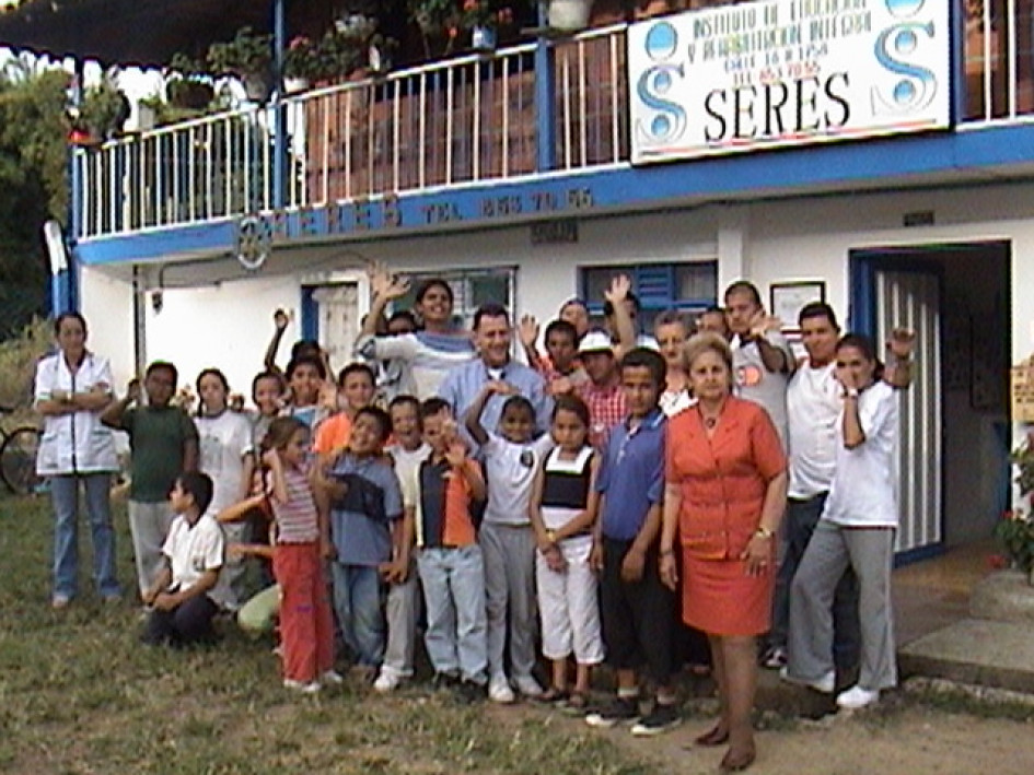Frente a una de las primeras sedes que tuvo la fundación Seres.