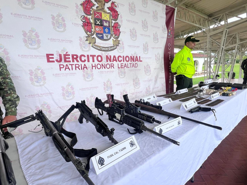 En el operativo, las Fuerzas Militares incautaron 5 fusiles, un rifle de alta precisión, armamento de diferentes características y material de guerra.