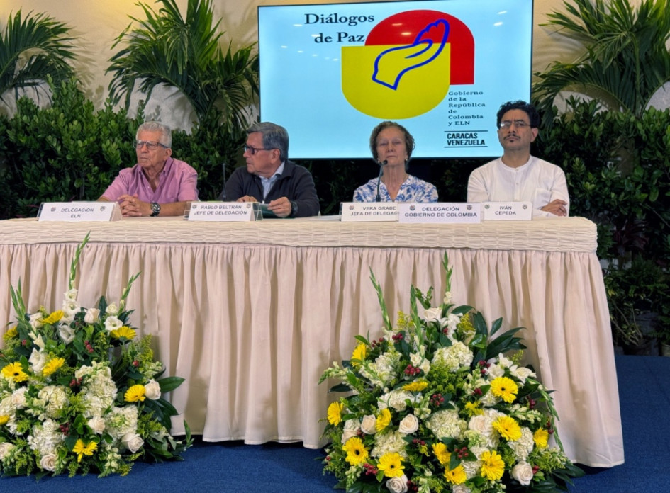 Delegaciones del Gobierno de Colombia (d) y del Eln tras el acuerdo sobre la participación ciudadana en la construcción de los acuerdos de paz.