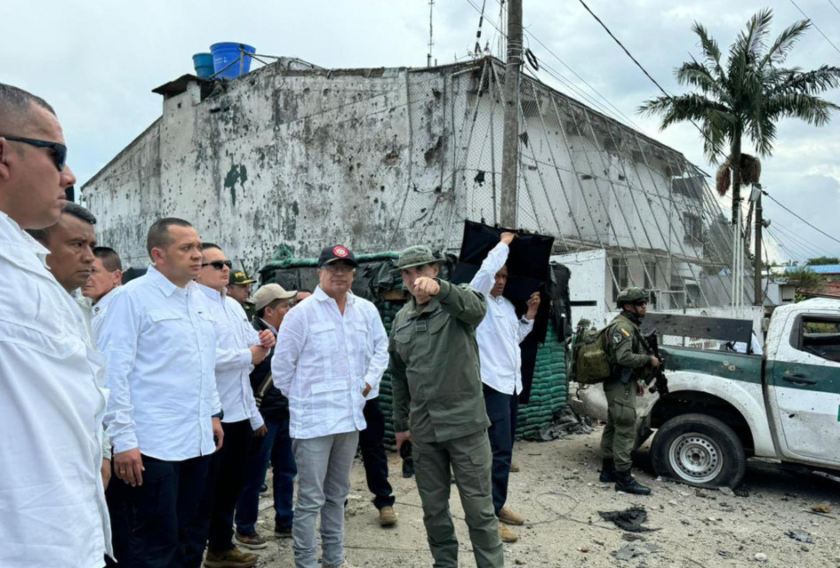 Gustavo Petro (c) y el director de la policía William René Salamanca (d) observando este jueves os daños a la estación de policía que fue hostigada por disidentes de las Farc. 