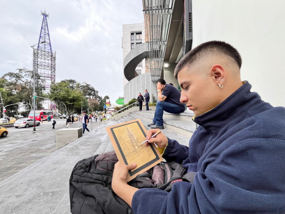 Federico Salazar, conocido artísticamente como Fedeath, es un artista plástico de Villamaría (Caldas) que desde hace año y medio dibuja a lápiz y a papel los sitios más representativos de Manizales como la Torre de Herveo, ubicada en El Cable.