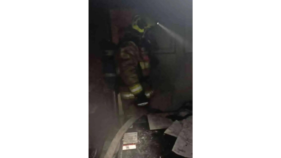 Una oficina se incendió en el Centro de Manizales en la madrugada de este lunes. La conflagración no dejó lesionados.