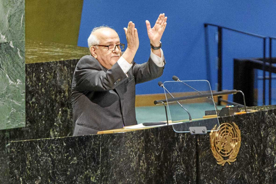 Foto / EFE / LA PATRIA El Observador Permanente de Palestina ante las Naciones Unidas, Riyad Mansour, aplaude a la Asamblea General de las Naciones Unidas.
