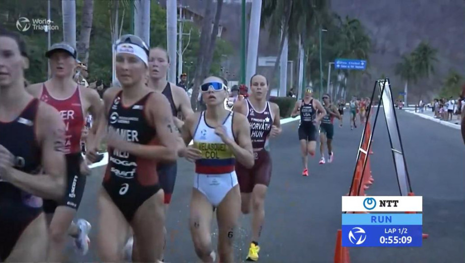 La triatleta María Carolina Velásquez (de blanco) es apoyada por la Gobernación de Caldas.