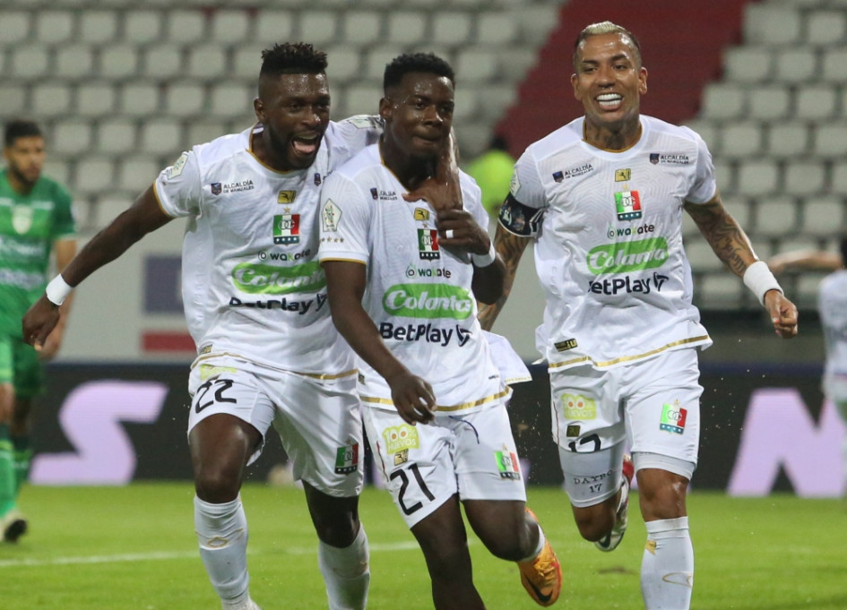 Dayro Moreno (d) y Juan Cuesta (i) celebra el gol de Jhon Deybi Araujo (c), el primero de los dos que el Once Caldas le marcó a La Equidad.
