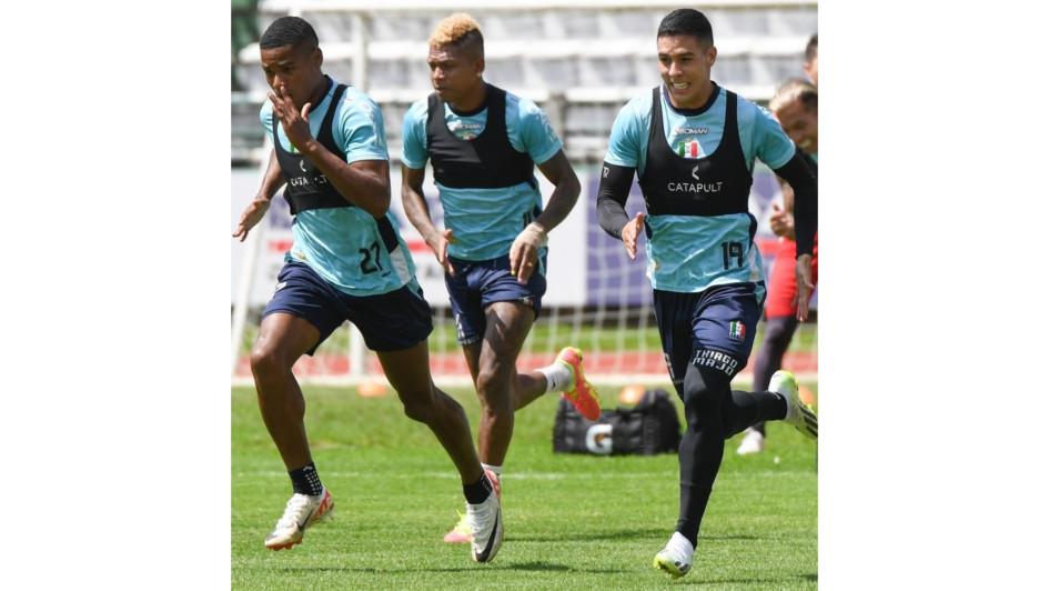 Billy Arce (centro) y Mateo García (derecha), fundamentales hoy en el rendimiento colectivo del Once Caldas. Esta noche visitan al Independiente Santa Fe, juego clave por las semifinales.
