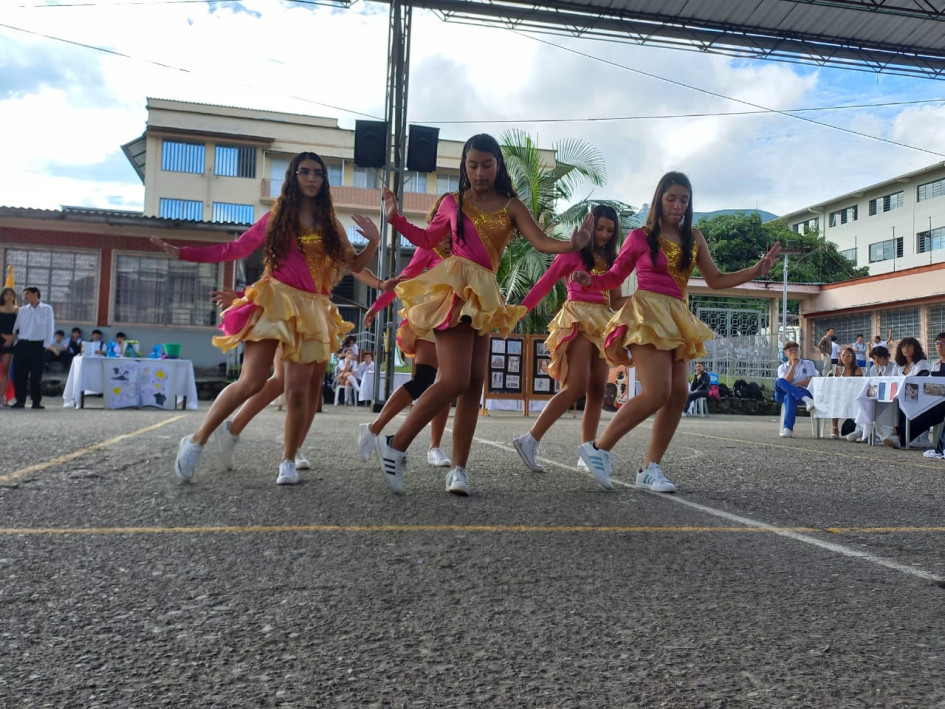 Un grupo de jóvenes interpretó bailes típicos del país.