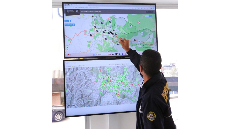 Manizales cuenta con un Sistema de Alertas Tempranas que le permite hacer un monitoreo a las autoridades para saber que acciones implementar para prevenir el riesgo. El Cuerpo de Bomberos es el encargado de hacer ese seguimiento para ayudar a las comunidades.