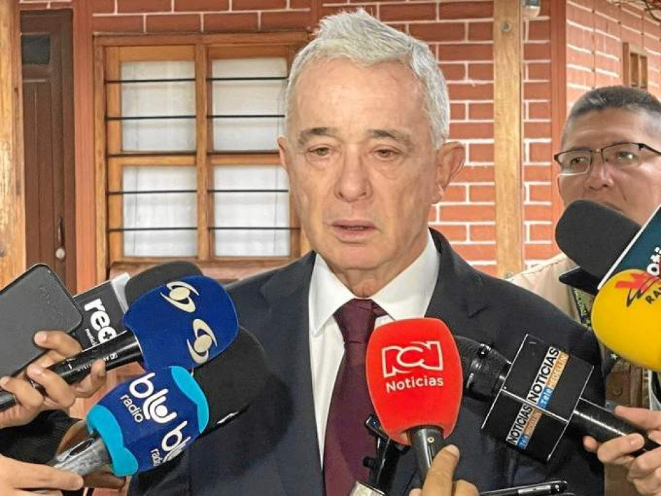 "Mis antagonistas políticos han logrado convertirse en mis acusadores judiciales, unos de ellos cercanos a las Farc y otros colaboradores directos o indirectos, cubiertos por la cautivante palabra paz, usada para prorrogar el terrorismo a través de la indulgencia de impunidad absoluta", expresó Álvaro Uribe en una declaración en su casa en Rionegro (Antioquia).