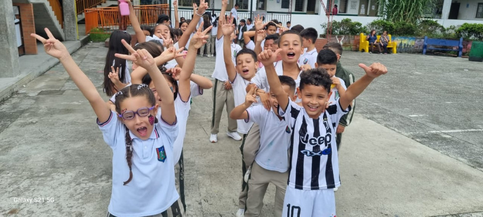 La Institución Educativa Jaime Duque Grisales, de Villamaría, celebró los días de la Madre Tierra, el Idioma y el Niño. En las actividades participaron docentes y estudiantes.   --R1  Recitaron y escribieron poesía  --P1  Fotos | Prensa Escuela | LA PATRIA  La celebración del Día Internacional de La Madre Tierra incluyó reflexiones de videos acordes con esta fecha ambiental. Cada estudiante realizó la silueta de un pie y escribió un mensaje alusivo a la Tierra. Se elaboró una cartelera, en la que proyectaro