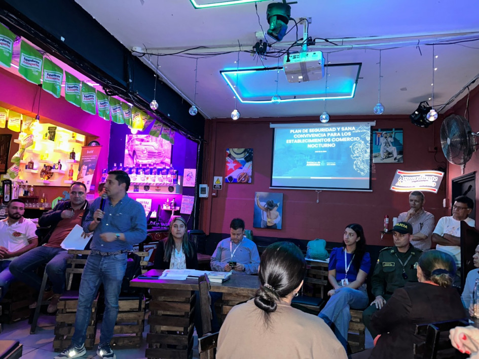 El alcalde de Anserma, Ómar Reina, se reunió con comerciantes de establecimientos nocturnos en la Zona Rosa.