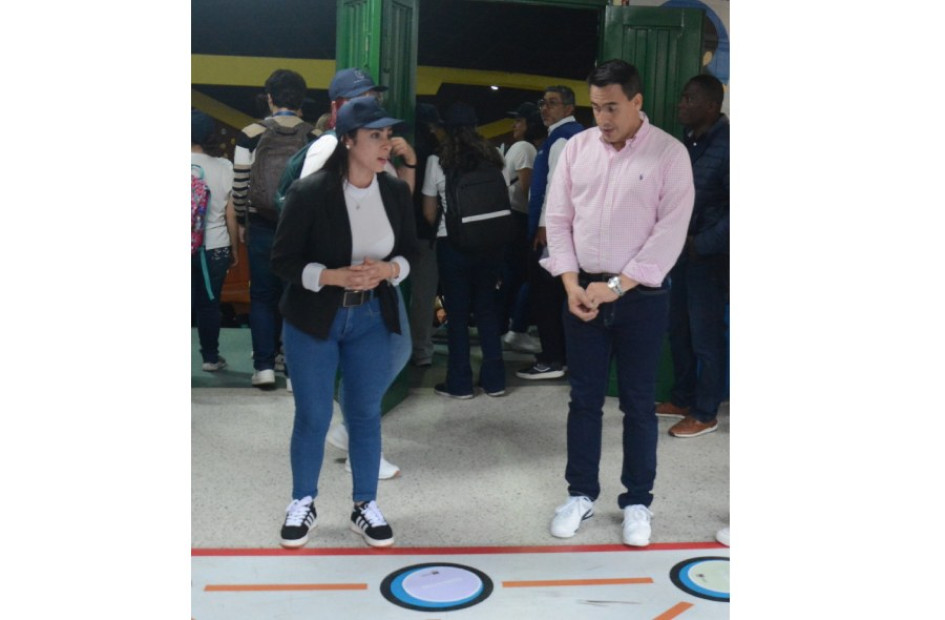 Jorge Eduardo Rojas Giraldo, alcalde de Manizales, participó de diferentes dinámicas durante la presentación del programa ¡Estamos contigo!