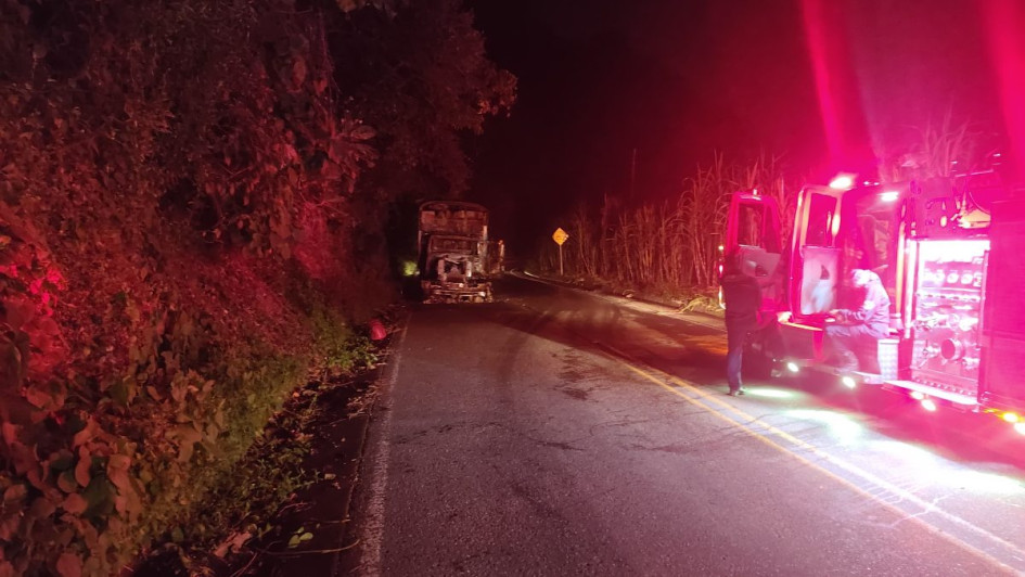 El camión que se incendió en la antigua vía a Chinchiná.